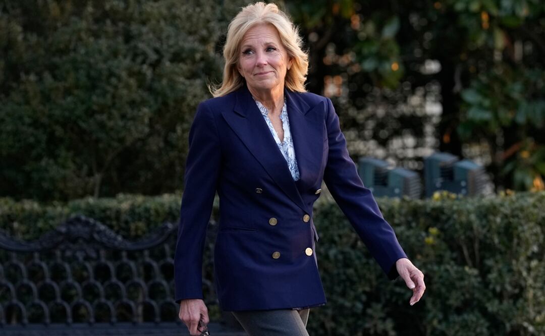 La primera dama Jill Biden, sale de la Casa Blanca en Washington, antes de que ella y el presidente Biden suban al helicóptero Marine One. Foto: AP