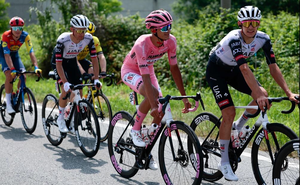 El mexicano Isaac Del Toro (2. por derecha) con la maglia rosa de líder general, durante la 20 etapa del 108 Giro de Italia, el 31 de mayo de 2025. Foto: AFP