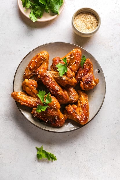 Prepara alitas teriyaki para la botana