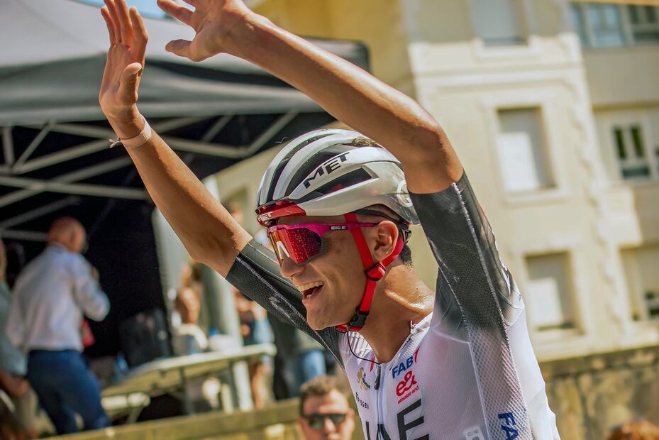 El mexicano Isaac del Toro remató en solitario el gran trabajo realizado por su equipo, el UAE Emirates, en el 80 Circuito de Getxo-Memorial Hermanos Otxoa - Foto: EFE