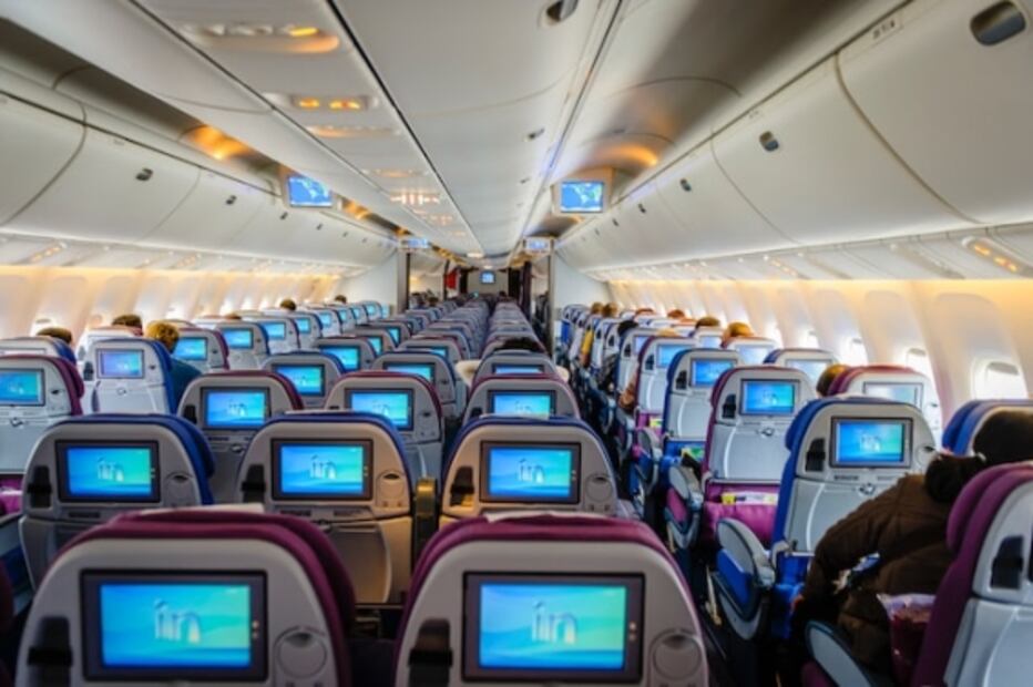 El truco de TikTok para que nadie se siente a tu lado en el avión