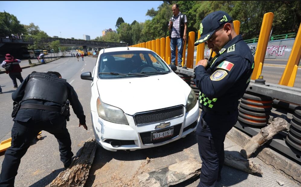 Integrantes de la Coordinadora bloquean la circulación en ambas direcciones de Circuito Interior a la altura de Paseo de la Reforma en la Ciudad de México, el viernes 16 de mayo de 2025. Foto: Francisco Rodríguez/EL UNIVERSAL
