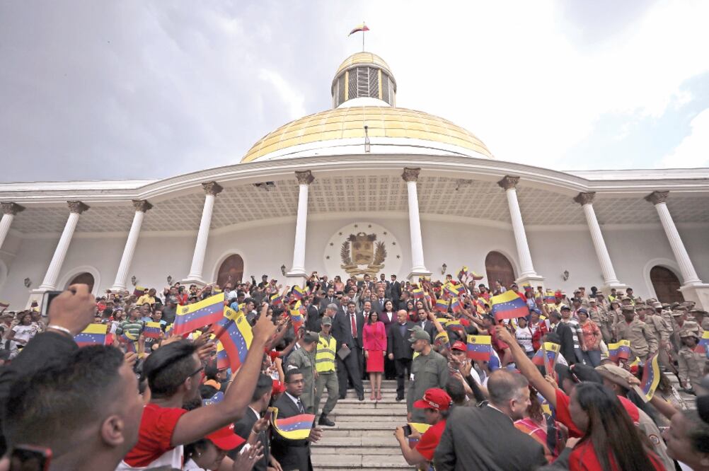 La presidenta de la Asamblea Nacional Constituyente, Delcy Rodríguez (centro), ayer durante el evento de juramentación, en Caracas, de los gobernadores oficialistas que ganaron las elecciones del domingo. (XINHUA)