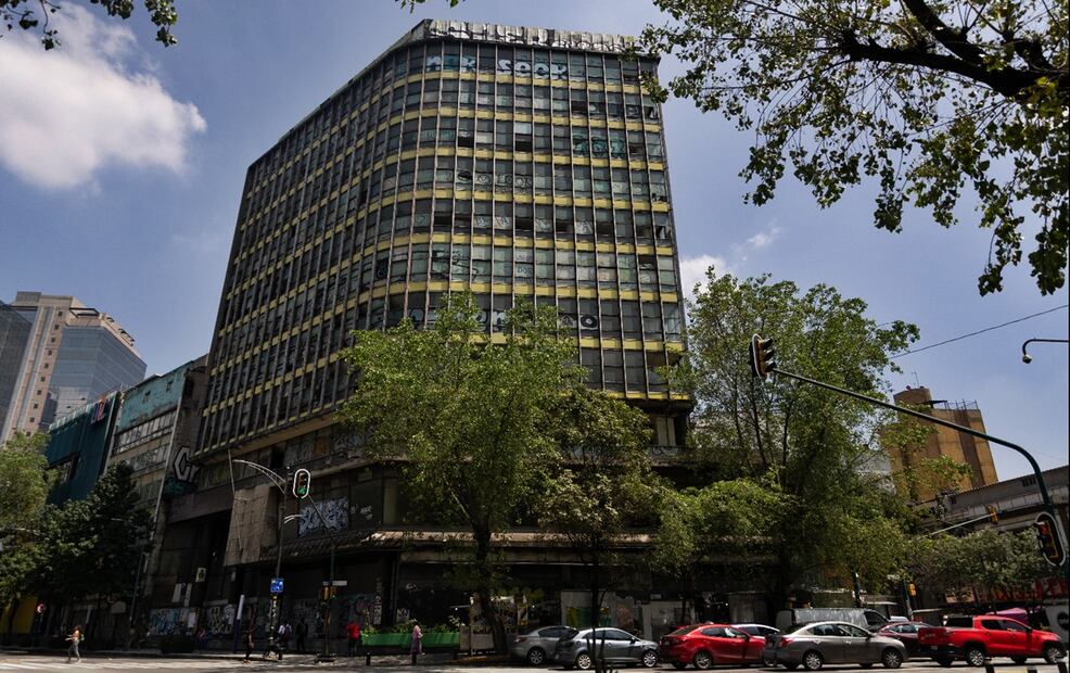 Arranque del programa para demoler edificios de alto riesgo dañados por sismos en la Ciudad de México, el 22 de septiembre de 2025. Edificio dañado en Avenida Insurgentes 102 esquina con calle Niza. Foto Hugo Salvador /EL UNIVERSAL