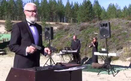 Con pistolas, ruso "toca" música de Beethoven