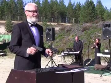 Con pistolas, ruso "toca" música de Beethoven