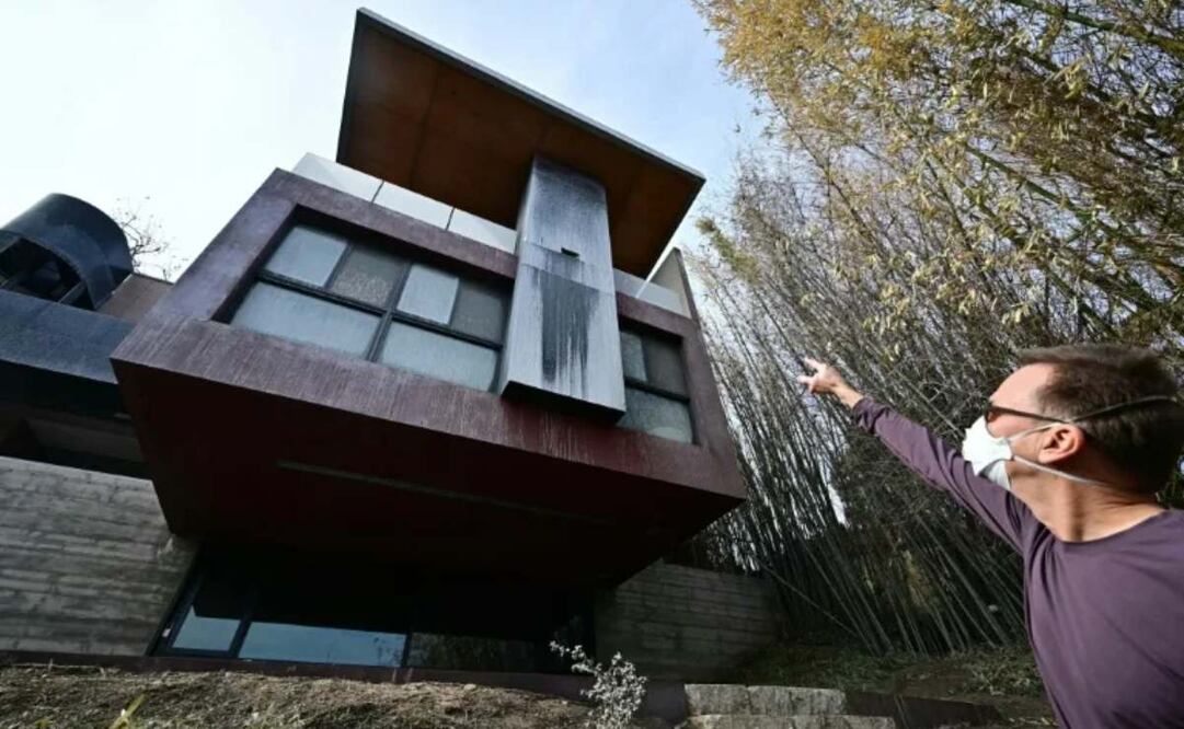 El arquitecto Michael Novac y su casa en Pacific Palisades, construida a prueba de fuego. Foto: AFP