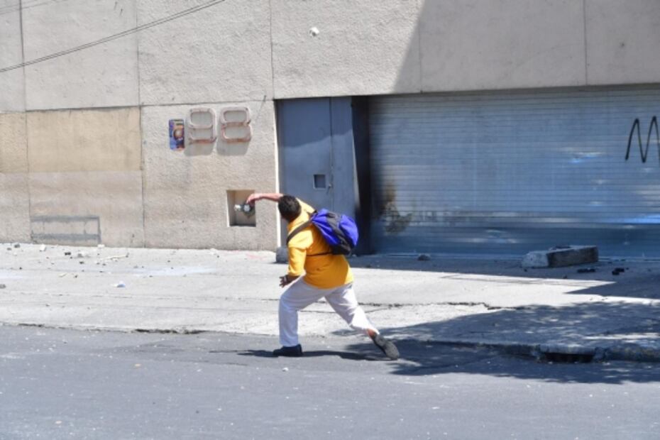 Integrantes del SME riñen afuera de su edificio