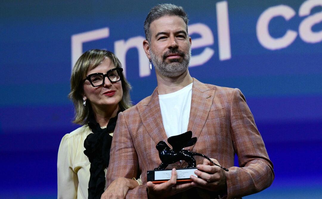 El mexicano David Pablos gana con "En el camino", mejor película de Horizontes, en el Festival de Venecia. Foto: Tiziana FABI / AFP.