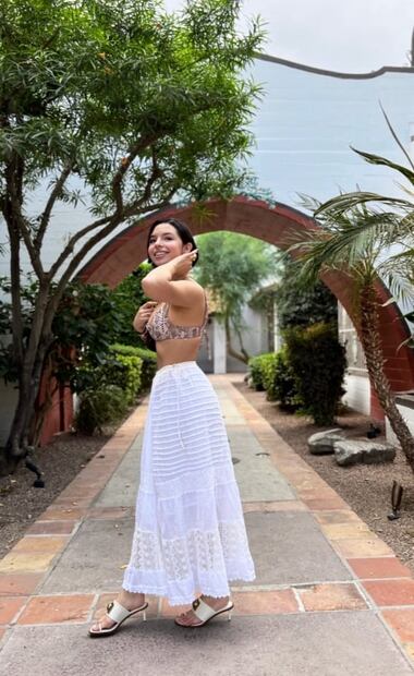 Ángela Aguilar en maxifalda y crop top, el look de playa perfecto