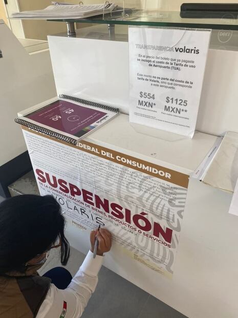 Profeco coloca sellos de suspensión a Volaris y Viva Aerobús por cobrar equipaje de mano