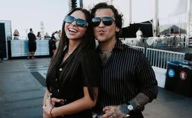 Christian Nodal y Ángela Aguilar posan con cigarros en mano; foto ¿de su boda?, da de qué hablar