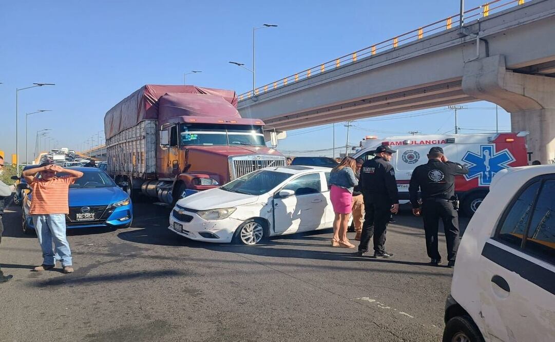 ¡Aparatoso accidente! Choque múltiple en Ecatepec; camión sin frenos impacta 11 vehículos y deja nueve heridos. Foto: Especial