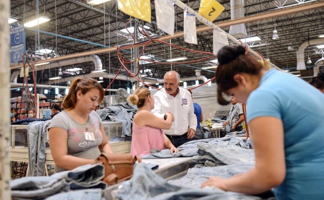 El aspirante ciudadano visitó algunas maquiladoras de ropa. /Especial