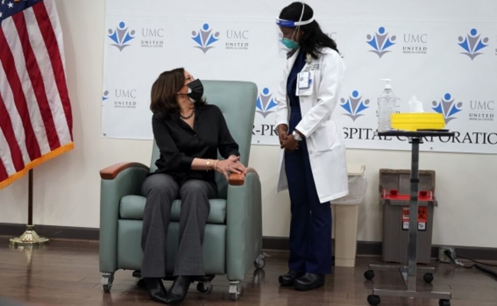 Kamala Harris recibe en público la vacuna de Moderna contra Covid-19