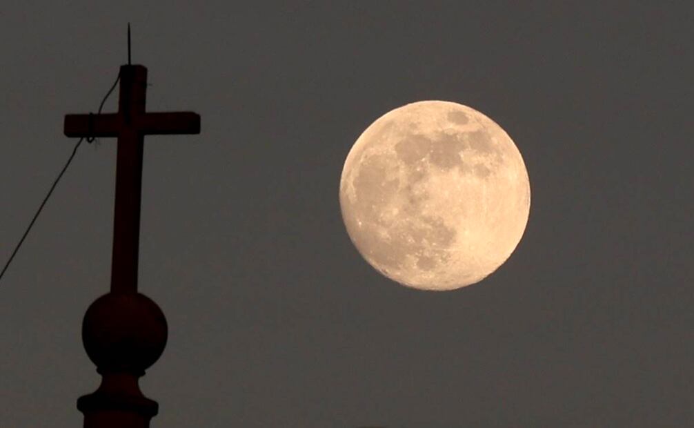 "Apaguemos la luz y entremos a la noche" es la frase que suele dar inicio al programa y también el título del libro de Maldonado y Mérida. Valente Rosas/EL UNIVERSAL.