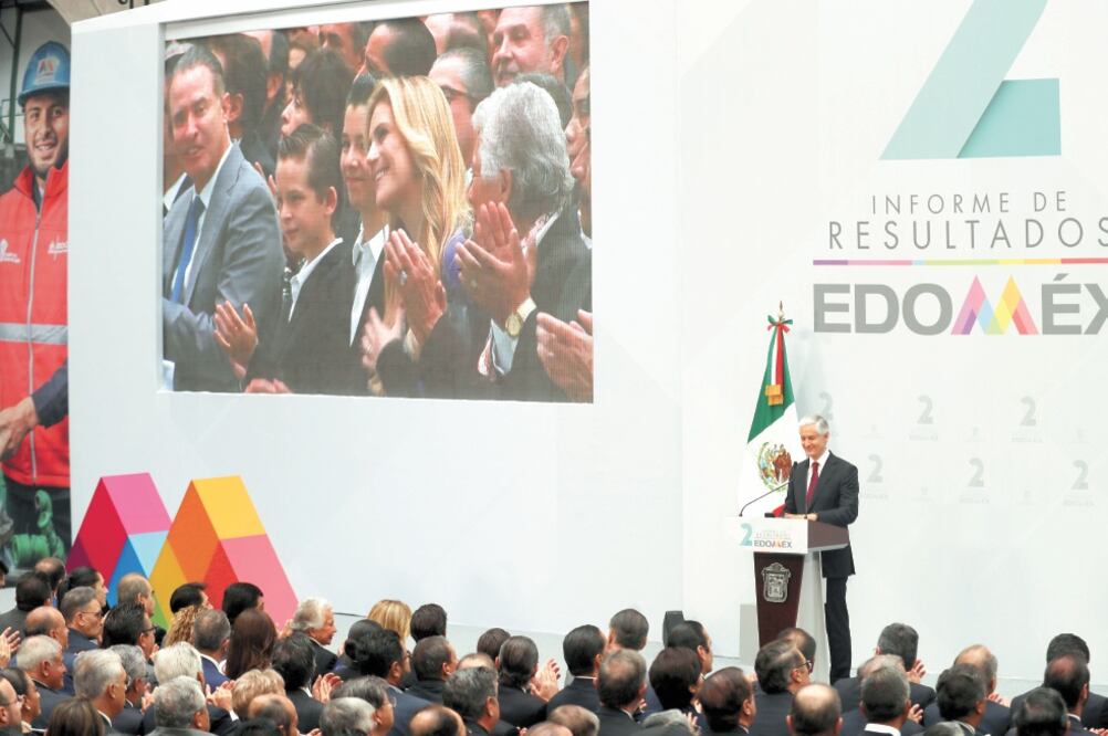 El gobernador Alfredo del Mazo Maza dedicó un agradecimiento a su familia. Durante su discurso, el mandatario se mostró inexpresivo, con una sonrisa casi imperceptible. Fotos: JORGE ALVARADO. EL UNIVERSAL