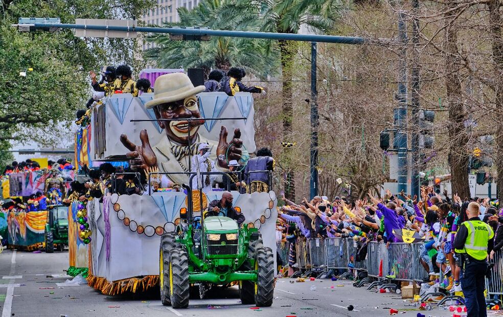 Nueva Orleans celebra el Mardi Gras con disfraces y festividades a pesar de amenazas de mal clima, el 4 de marzo de 2025. Foto: EFE