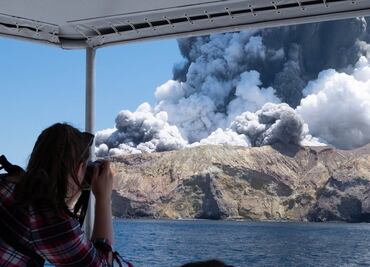 Aumenta a 16 los muertos tras erupción de volcán en Nueva Zelanda