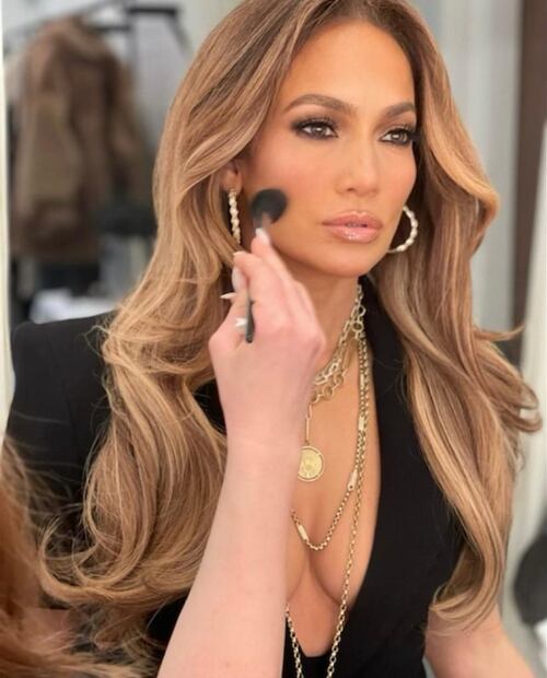 JLo hipnotiza a sus seguidores con traje de escote profundo