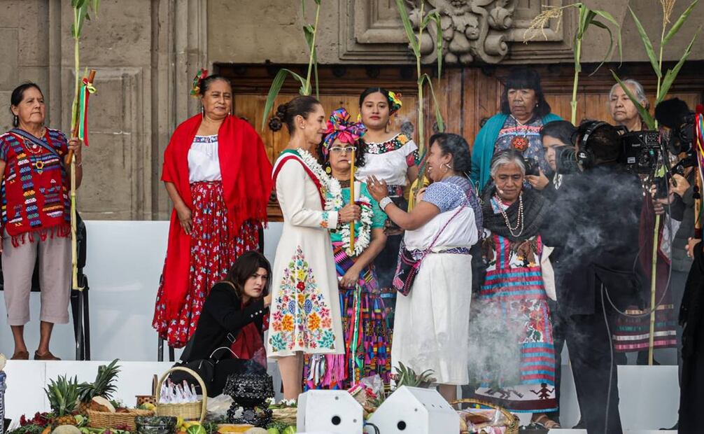 Claudia Sheinbaum recibe bastón de mando de pueblos indígenas en una ceremonia sagrada en el Zócalo de la CDMX / Foto: Gabriel Pano. EL UNIVERSAL