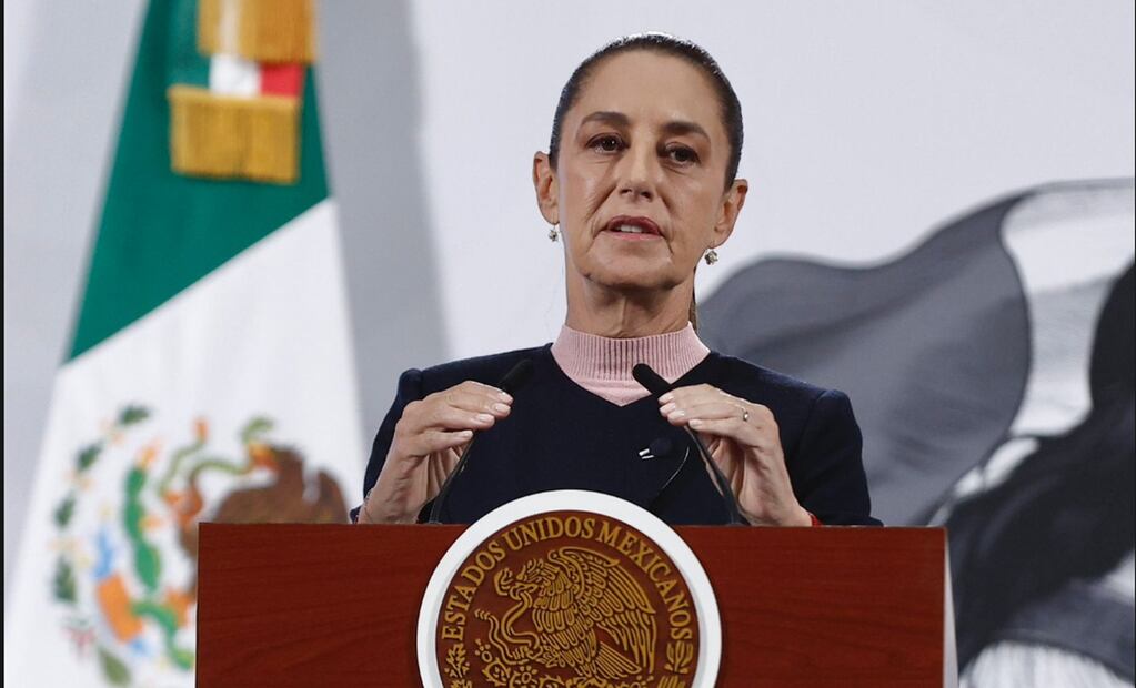 La presidenta Sheinbaum Pardo aseguró que es un "asunto humanitario" y del derecho internacional en el mar el operativo de búsqueda y rescate de la Secretaría de Marina (Semar) de un sobreviviente que viajaba en una de las lanchas que supuestamente llevaba droga y que fueron atacadas por fuerzas de Estados Unidos en aguas internacionales. Foto: Berenice Fregoso/EL UNIVERSAL