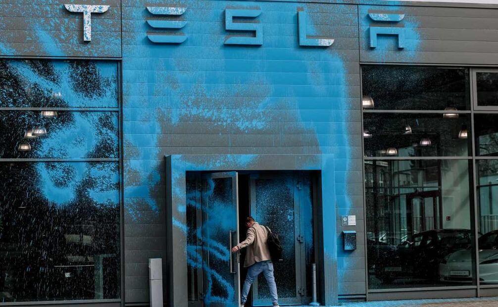 Vista de la tienda Tesla con la fachada dañada por activistas de la Nueva Generación (Neue Generation), en Berlín, Alemania, el 31 de marzo de 2025. Foto: EFE