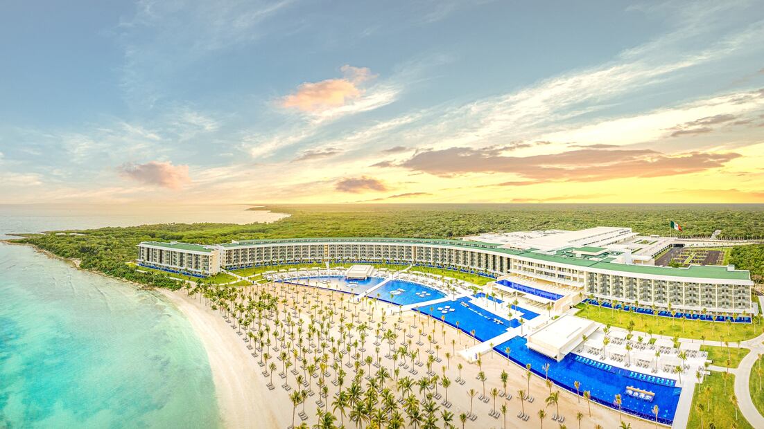 Relájate en el exclusivo Barceló Cozumel, ideal para buceo, snorkel y escapadas románticas en pareja.