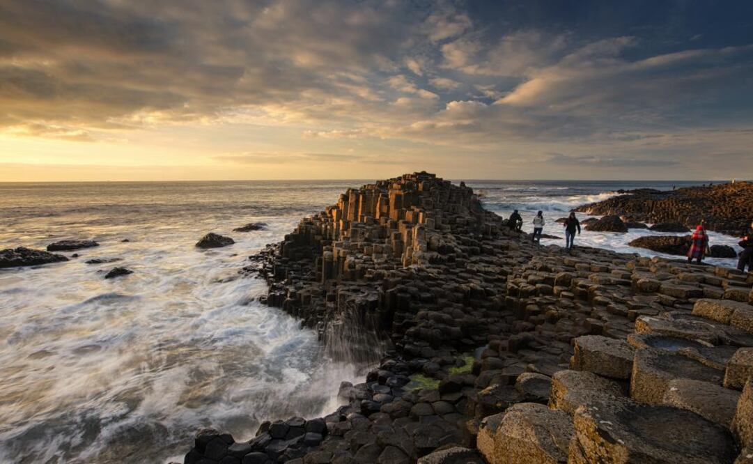 La Calzada del Gigante, con columnas hexagonales, esculpidas por la naturaleza. (Foto:Cortesía Northern Ireland Tourist Board)
