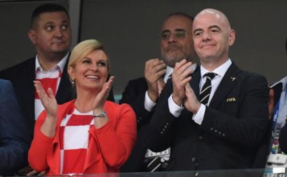Presidenta de Croacia no deja de apoyar a su selección de futbol ni en la OTAN