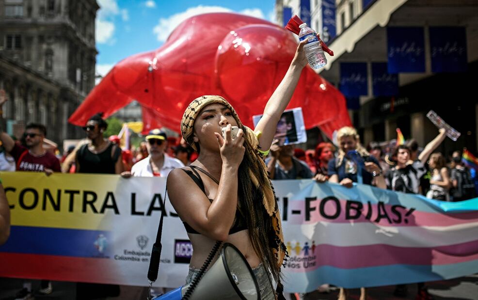 Una persona arenga con un megáfono mientras participa en el desfile del Orgullo LGBTQI+ en París, el 28 de junio de 2025. Foto: AFP
