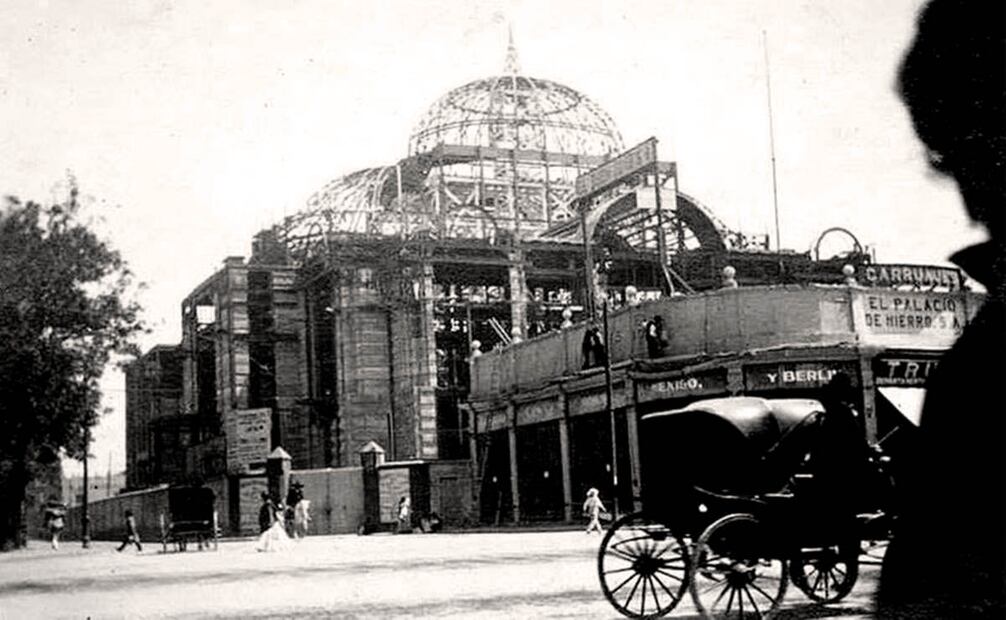 La construcción del Nuevo Teatro Nacional, luego llamado Palacio de Bellas Artes, en una fotografía captada alrededor de 1911. Las obras habían comenzado en 1904 bajo la dirección de Adamo Boari, pero se suspendieron en 1913 debido a la Revolución, y se reanudaron hasta 1932, a cargo de Federico Mariscal. Este recinto se inauguró el 29 de septiembre de 1934, y desde entonces es uno de los íconos de la Ciudad de México. Foto: US Archive/ Especial.