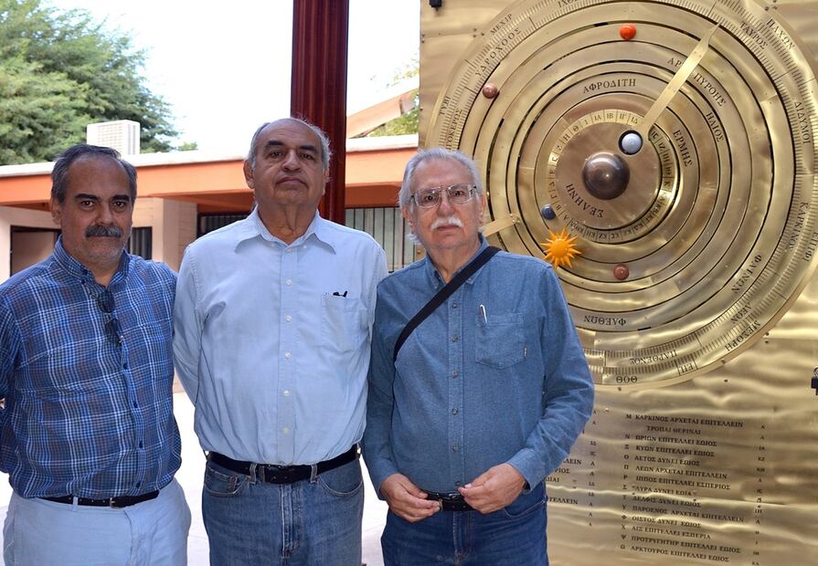 Visitantes observan la recreación del 'mecanismo de Anticitera'.
Foto: EFE/ Daniel Sánchez