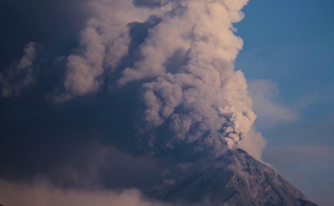 El "Volcán de Fuego" expulsa una espesa nube de cenizas, visto desde Palin, Guatemala, el lunes 10 de marzo de 2025. Foto: AP