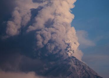 Volcán de fuego vuelve a la calma en Guatemala; autoridades siguen en alerta tras evento eruptivo
