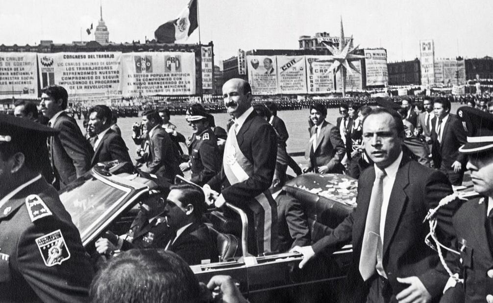 Salinas de Gortari arribando al Zócalo Capitalino; algunos edificios vistieron carteles y lonas de apoyo al nuevo mandatario, siendo otra de las cosas que se perdió entre la tradición presidencial. Foto: Archivo EL UNIVERSAL.