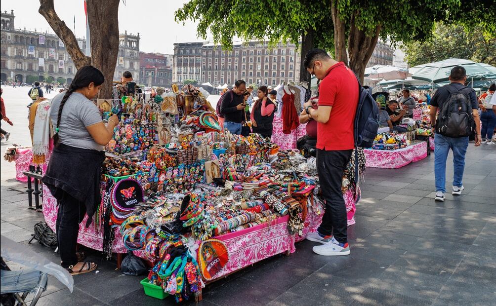 Artesanías producidas en serie se venden en los alrededores del Zócalo; así como en plazas, mercados y la Alameda Central de la Ciudad de México, el 26 de marzo de 2025. Foto: Yaretzy M. Osnaya/EL UNIVERSAL