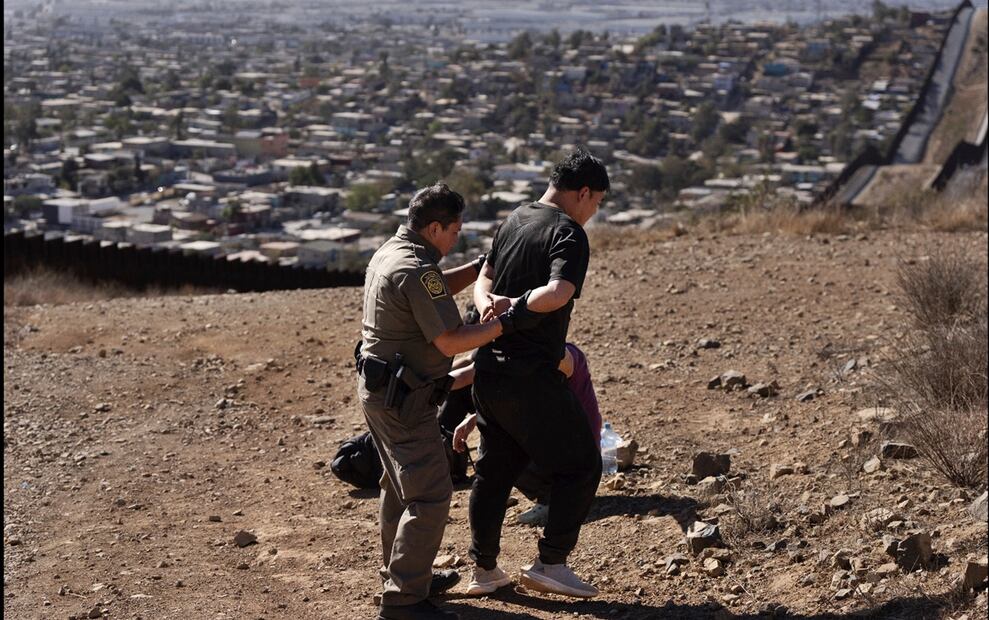 Migrantes son detenidos por la Patrulla Fronteriza tras cruzar el muro, el 23 de enero de 2025, en San Diego, California. Foto: AP