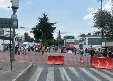 Vecinos bloquean avenida de las Granjas por falta de agua; generan afectaciones viales en zona industrial de Azcapotzalco