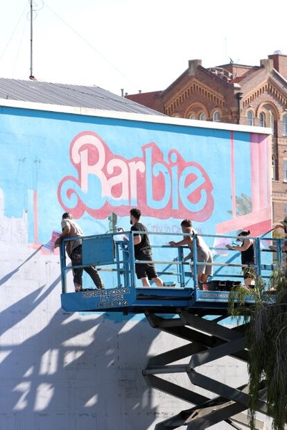 Detrás de cámaras del mural de Barbie. Foto: Instagram @apparitionmedia
