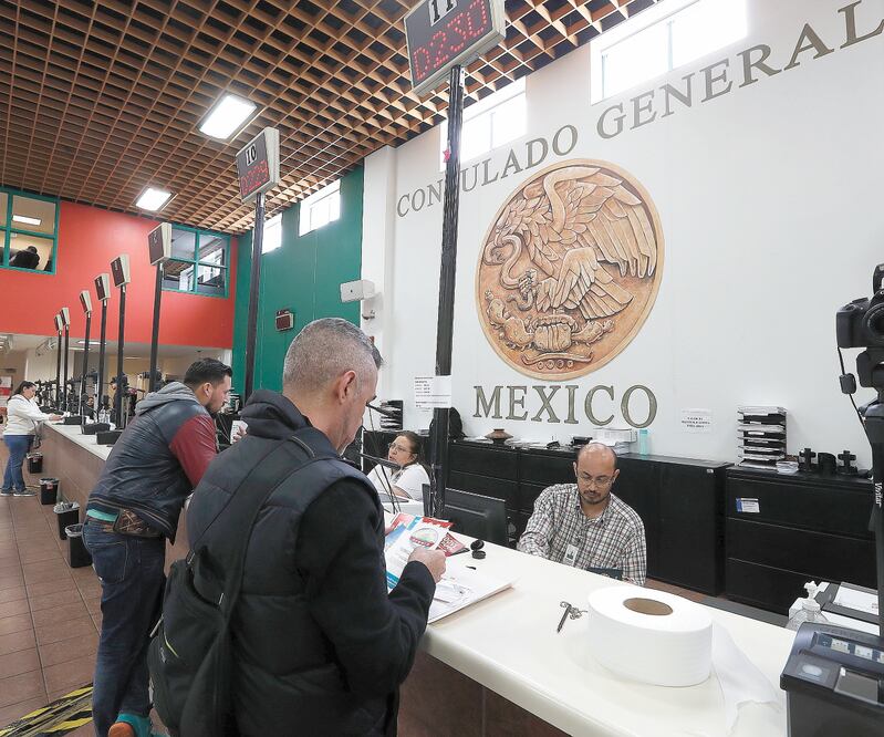 Los consulados de México en EU solicitaron a los connacionales que requieran un trámite asistir sin acompañantes. Foto: ARCHIVO EL UNIVERSAL