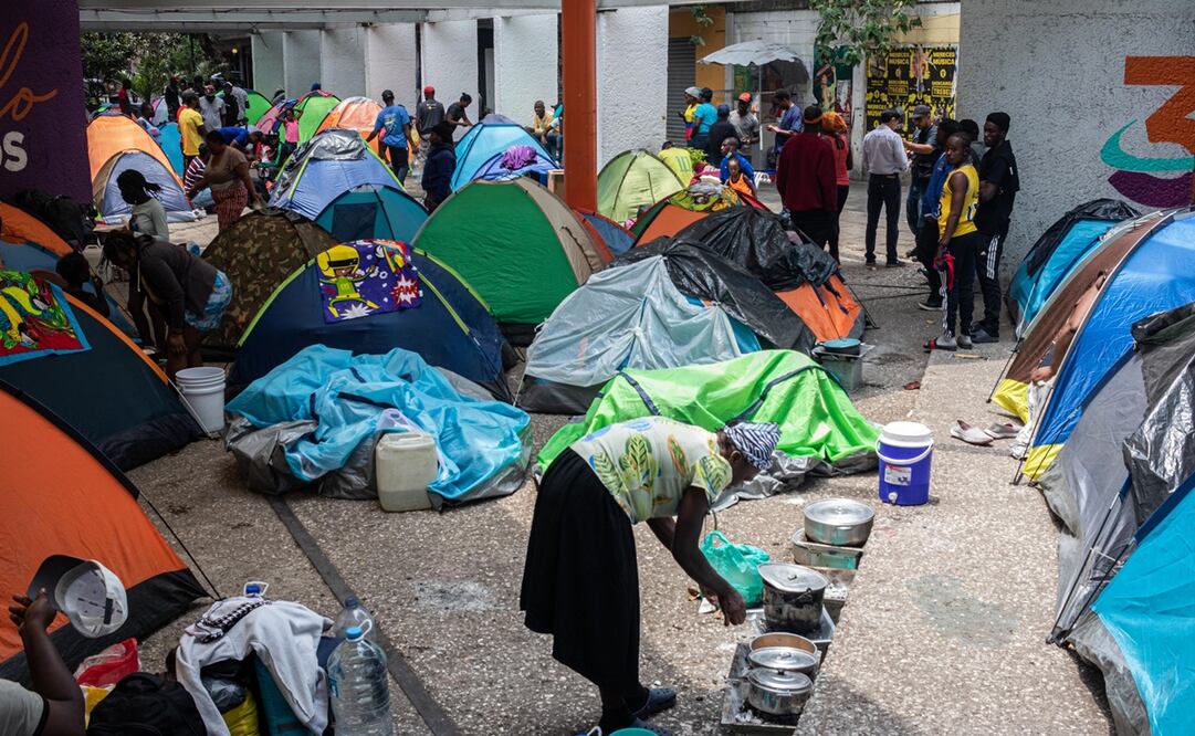 Inmigrantes haitianos, venezolanos y centroamericanos en el campamento de la plaza Giordano Bruno en espera de su trámite con la COMAR. Foto: Gabriel Pano/ El Universal