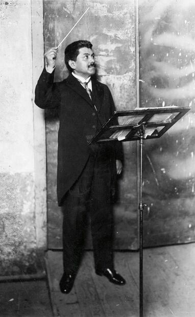 Imagen de Julián Carrillo a principios del siglo XX. “Los hombres que en el pasado sabían de números sostenían que entre el uno y el tres sólo había un número, el dos. Pero tras los progresos de ciencia se encontró que entre el uno y el tres había números hasta el infinito”, comentó el músico al periódico La Opinión, el 11 de octubre de 1931. Foto: ESPECIAL