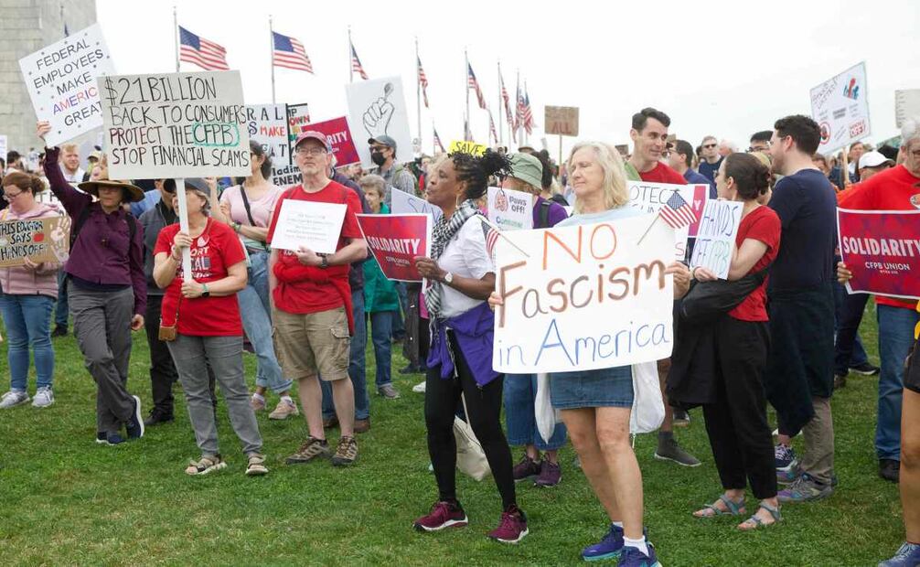 Protestante sostiene una pancarta con la leyenda "no al fascismo en América". Foto: AFP