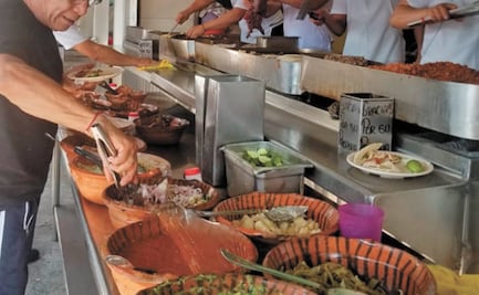 Detectan bacterias fecales en salsas de comida callejera; refuerzan vigilancia sanitaria en CDMX