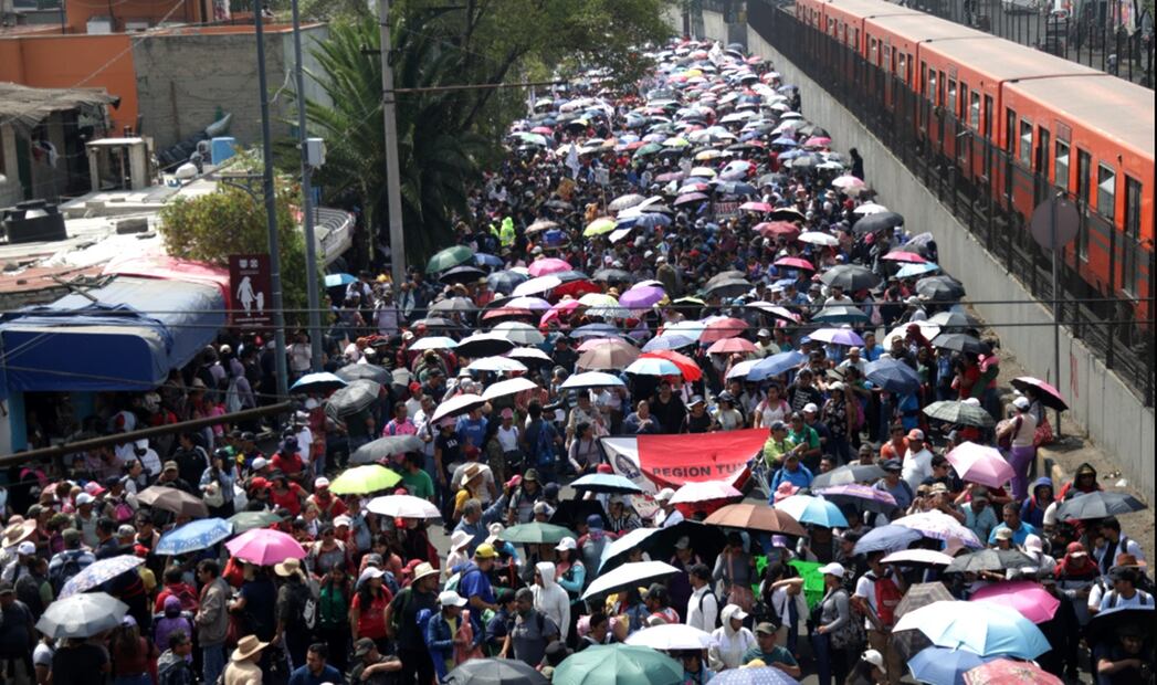 Maestros de la CNTE acuden a manifestarse a las inmediaciones de la Terminal 2 del Aeropuerto Internacional de la Ciudad de México, el 23 de mayo de 2025. Foto: Carlos Mejía/EL UNIVERSAL