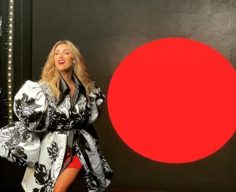 Anahí luce maxi kimono con mini falda roja