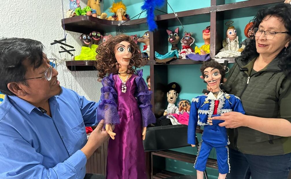 Sentado en medio de algunos de los 200 personajes que ha fabricado junto a Olivia Sayavedra.
Fotografía: Claudia González