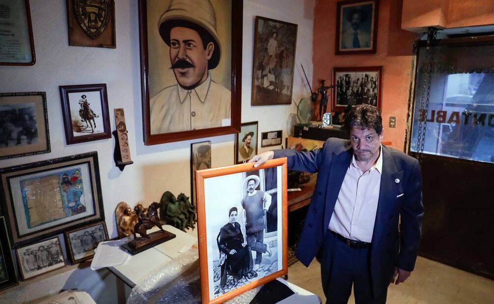 Francisco Villa Betancourt, nieto del general revolucionario, muestra algunos de los artículos que resguarda del Centauro del Norte. Foto: Diego Simón/EL UNIVERSAL.