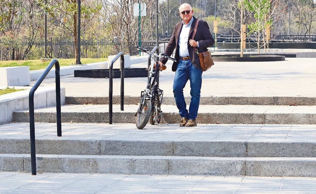 El arquitecto Alejandro Rivadeneyra, quien dio un recorrido por la Calzada Flotante de Chapultepec y analizó su diseño y construcción. Fotos: Berenice Fregoso /El UNIVERSAL